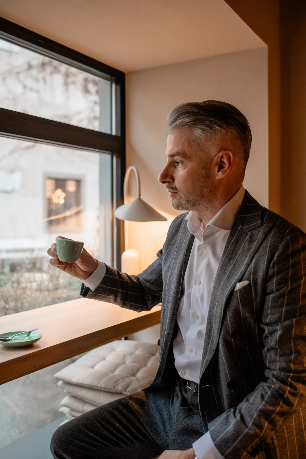 Michael Sögner mit Espresso am Fenster
